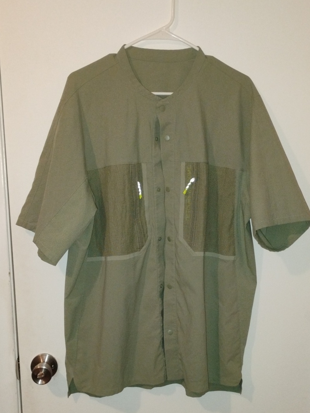 lululemon athletica Water Repellent Hiking Shirt. Men's Large. Sage Green color.
